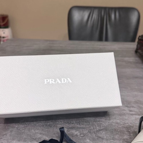 Prada sunglasses black like new