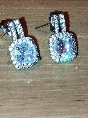 Earrings sparkling, like new, unworn