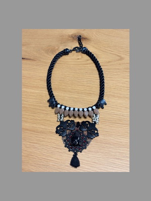 Impressive necklace like new, black