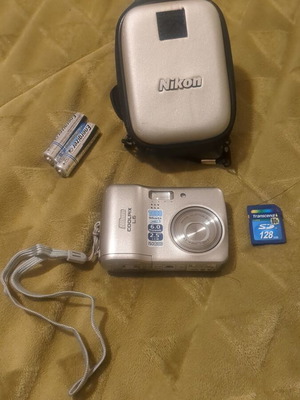 Nikon Coolpix L6 camera like new with 128MB memory card and case