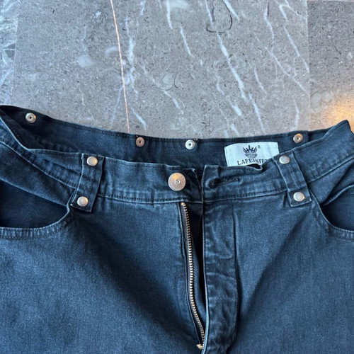 Women's black capri jeans