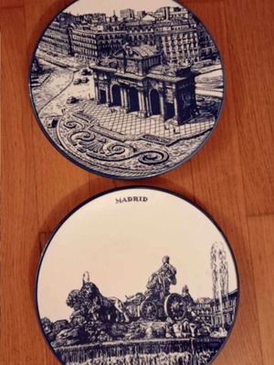 Wall plates like new, set of 2 with Madrid design