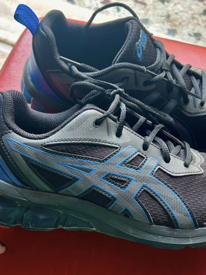 Παπούτσια Asics σαν καινούργιο, μαύρο και μπλε, μέγεθος 39,5