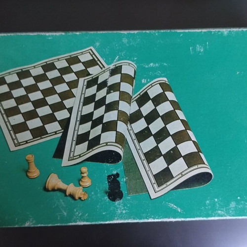 Wooden chess pieces used, lightweight, king height 8 cm with box