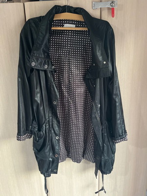 Trench coat like new, black and white, size L
