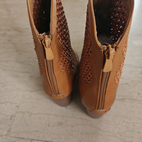 Brown ankle boots with knitted design and stable heel like new