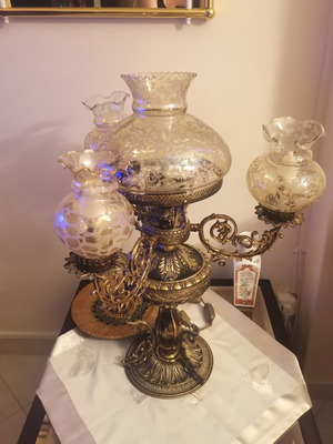 Antique Brass Living Room Lamp with Embossed Glass, like new