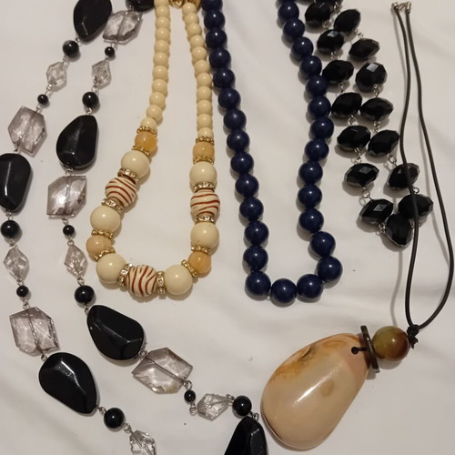 Women's necklaces set like new, pack of 9