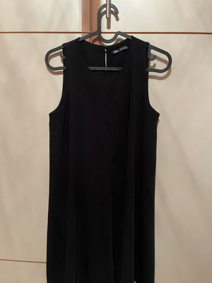 Zara dress black, like new, wide fit, feminine