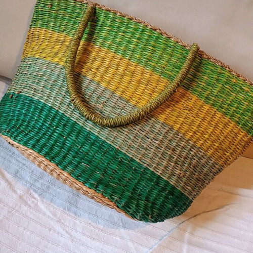 Woven shoulder bag used without clasp