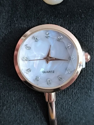 Quartz women's watch rose gold with crystals