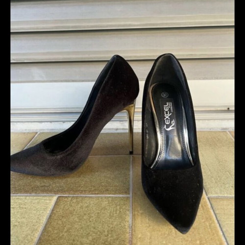 Excell black pumps with gold heel size 37 like new