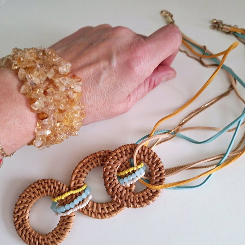 Women's necklace with elastic bracelet like new, beige and turquoise