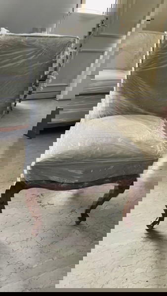Καλαίσθητη πολυθρόνα χωρίς μπράτσα – Ιδανική για σαλόνι ή υπνοδωμάτιο