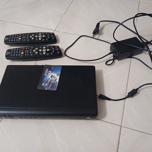 Nova HD 831 decoder like new with 2 connection cards and 2 remotes