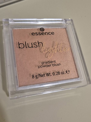 Essence Blush Lighter gradient powder blush 01 Nude Twilight