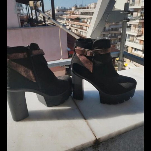 Booties size 39 like new, black with thick heel and platform