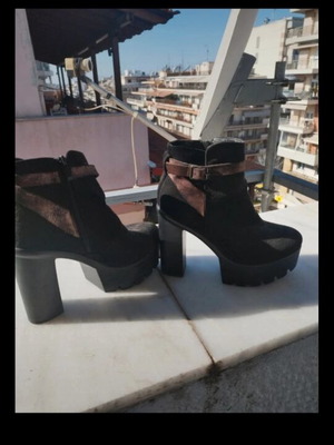 Booties size 39 like new, black with thick heel and platform