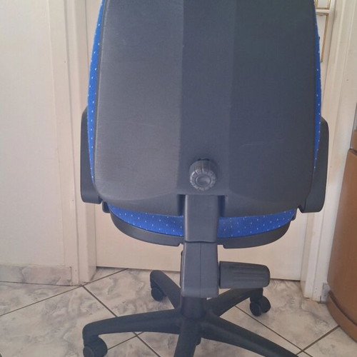 Adjustable office chair with armrests