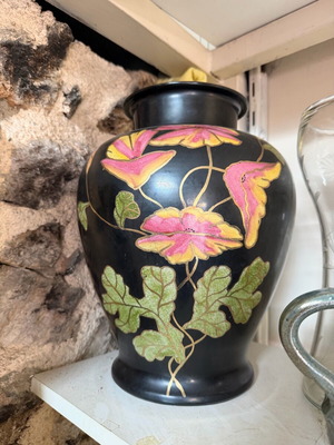 Satsuma vase handmade painted like new