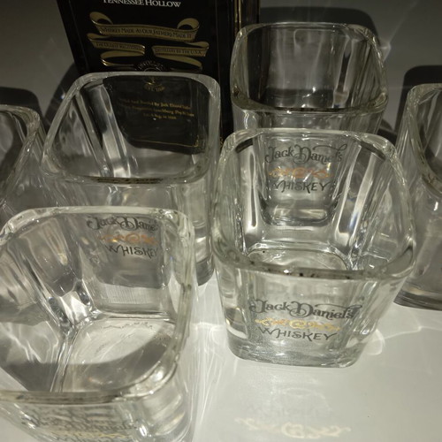 Jack Daniel's collectible set with 6 whiskey glasses and metal box new