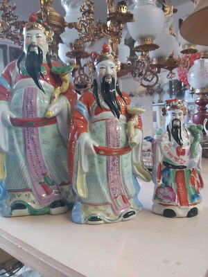 Japanese porcelain priests set like new, sizes 40x30, 30x15, 20x9