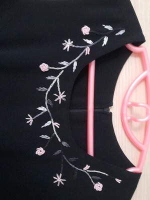Mini dress with front slit, embroidered flowers, like new, black, size L