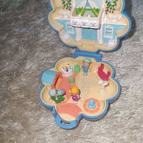 Polly Pocket 1990 toy in very good condition