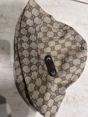Καπέλο Gucci σαν καινούργιο με μεταλλικές λεπτομέρειες και καφέ επένδυση