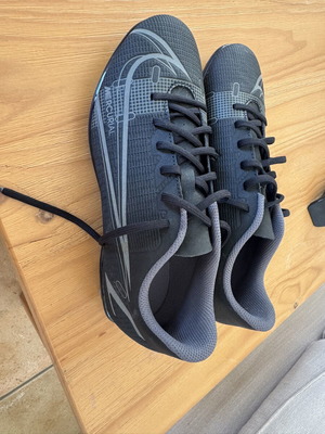 Nike football shoes new, black, sizes 38-39