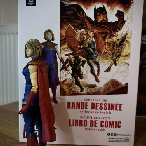 Supergirl figure like new from Injustice 2 with comic book