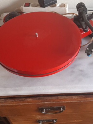 Pick Up Project RPM1 red carbon turntable