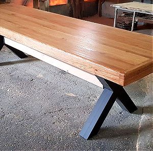 Τραπέζι για εσωτερικό και εξωτερικό χώρο με μασίφ ατόφιο ξύλο και μέταλλο σε χιαστό σχήμα