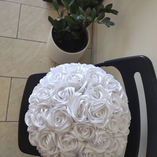 Bouquet of white satin roses in box new condition