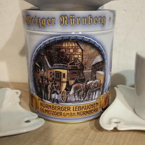 Coffee set triad like new with biscuit box
