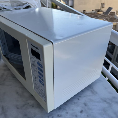 Panasonic microwave oven used with digital touch control and auto programs
