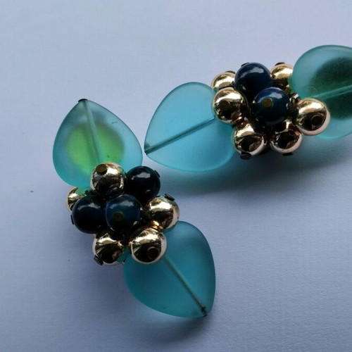 Button earrings used in gold and turquoise color