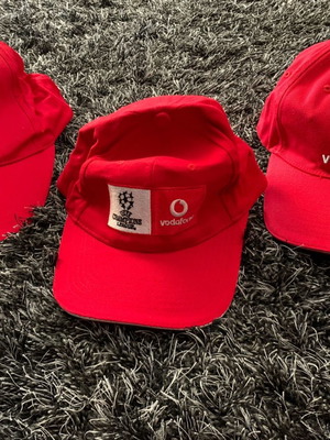 Червена жокейска шапка Vodafone 1 брой