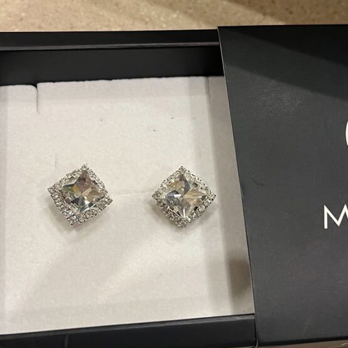 Earrings new with diamond