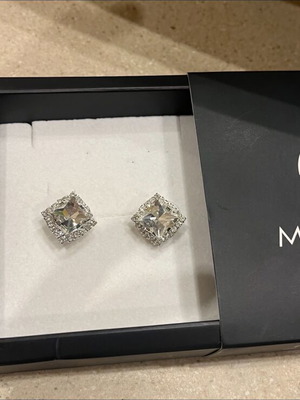 Earrings new with diamond