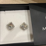 Earrings new with diamond