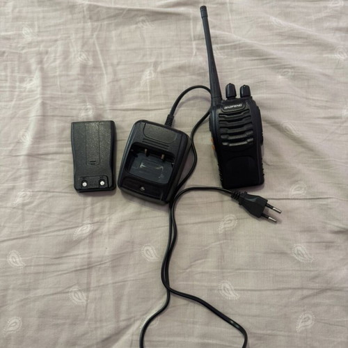 VHF UHF Two-Way Radio Like New, 400-470MHz, 16 Channels, 5W
