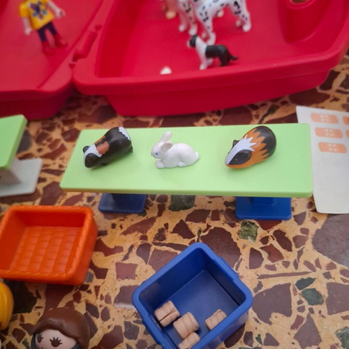 Playmobil veterinary set like new, about 50 pieces