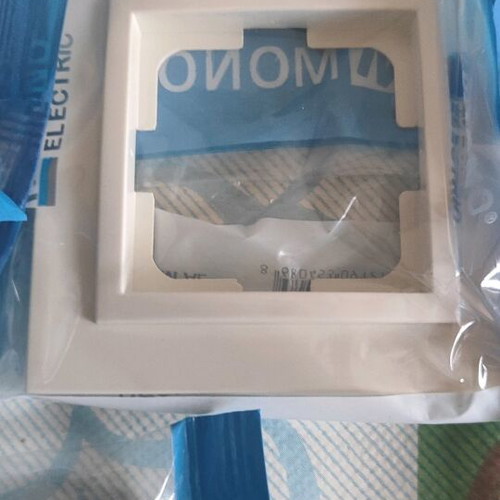 Πρίζες, διακόπτες και πλαίσια καινούργια σε μαύρο και μπεζ χρώμα