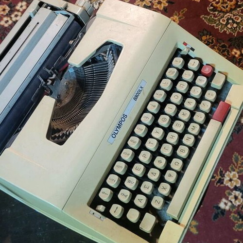 Olympos 880DLX typewriter used with carrying case