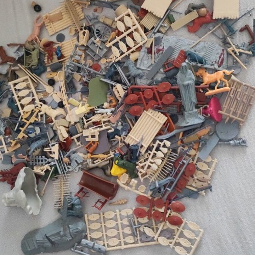 Modeling figures set with statues, horses, forts, shields, weapons