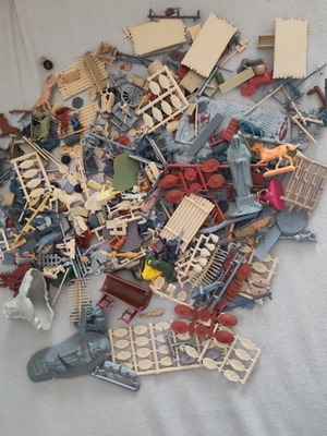 Modeling figures set with statues, horses, forts, shields, weapons