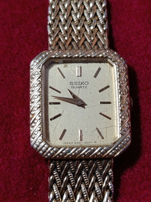 Seiko Quartz vintage women's wristwatch with square embossed case