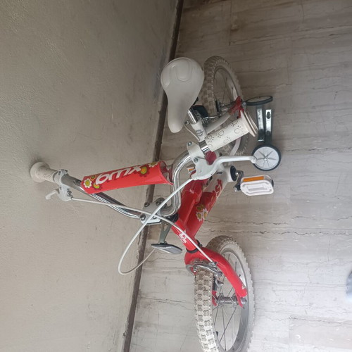 Girls bicycle size 16 like new