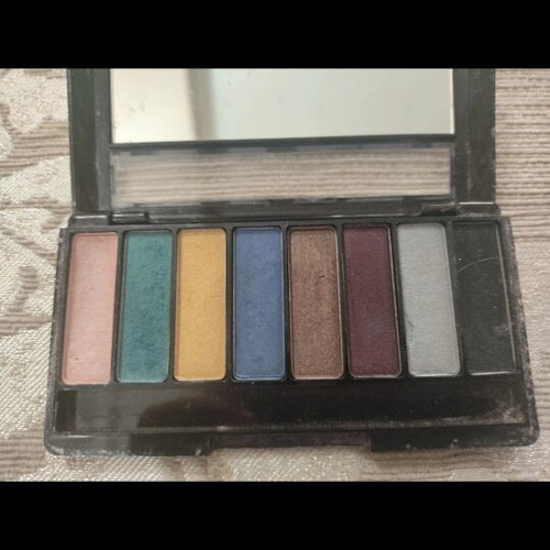 Avon eyeshadow palette like new, few colors used